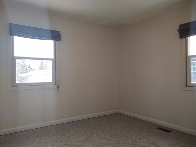 Building Photo - Application Pending - 2 Bedroom, 1 Level Home for Rent in White Salmon