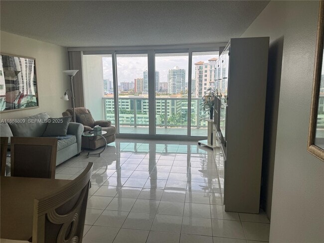 Building Photo - 100 Bayview Dr