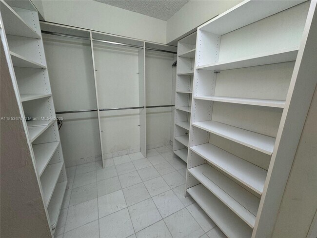 Building Photo - 3530 Mystic Pointe Dr