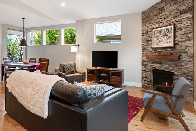 Building Photo - For Rent: Furnished Executive Home in Bend, OR – Prime Location!