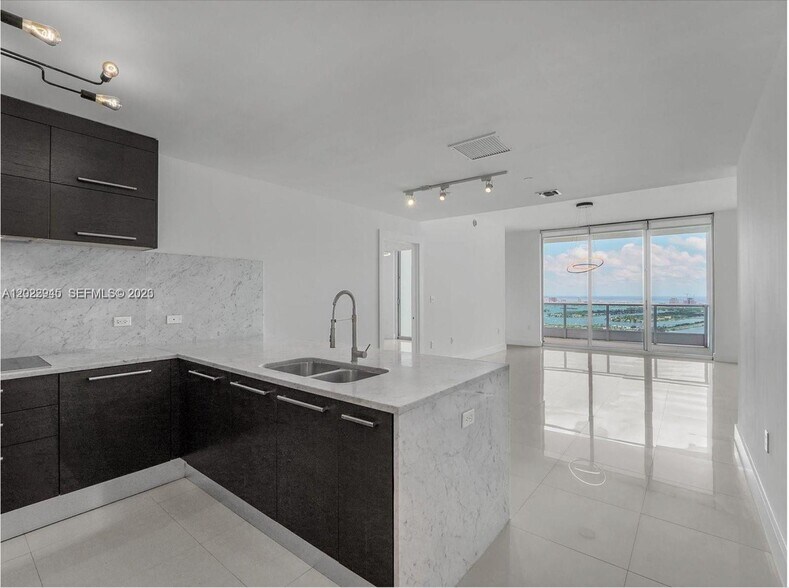 Building Photo - 900 Biscayne Blvd