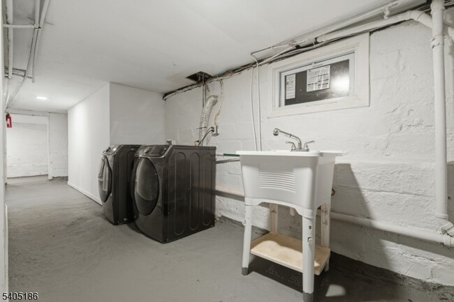 Building Photo - 509 Centre St