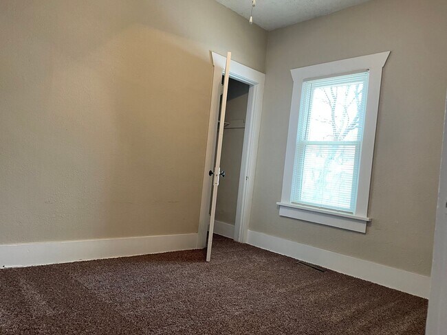 Building Photo - Cute 2 Bedroom 1 Bath