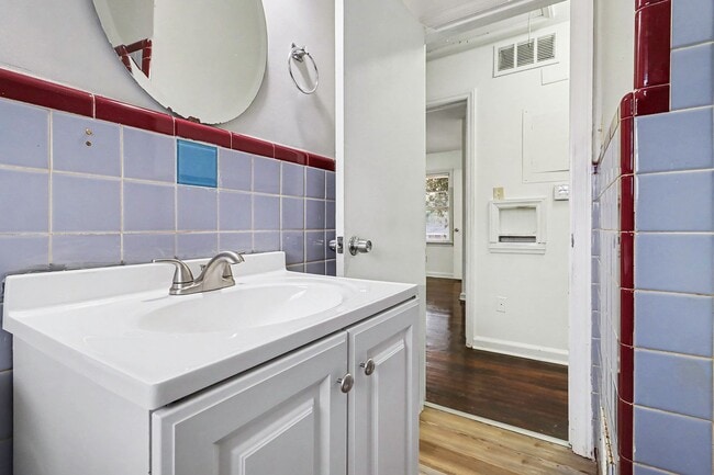 Building Photo - $1,495/month | 3 Bed | 2 Bath | Single-Level Ranch