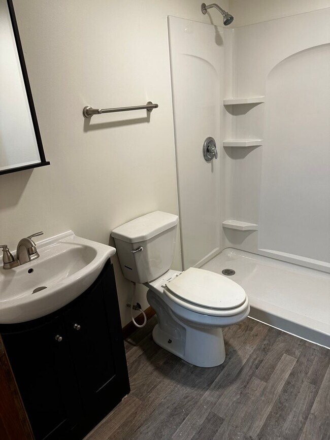 Building Photo - Pet Friendly 2 Bedroom in Delavan with Lar...