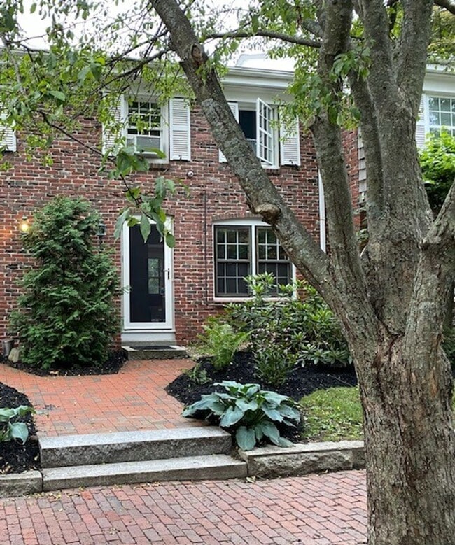 Building Photo - Spacious 2BR/1.5BA Townhouse Available February 15th!!  Great West End Location!!