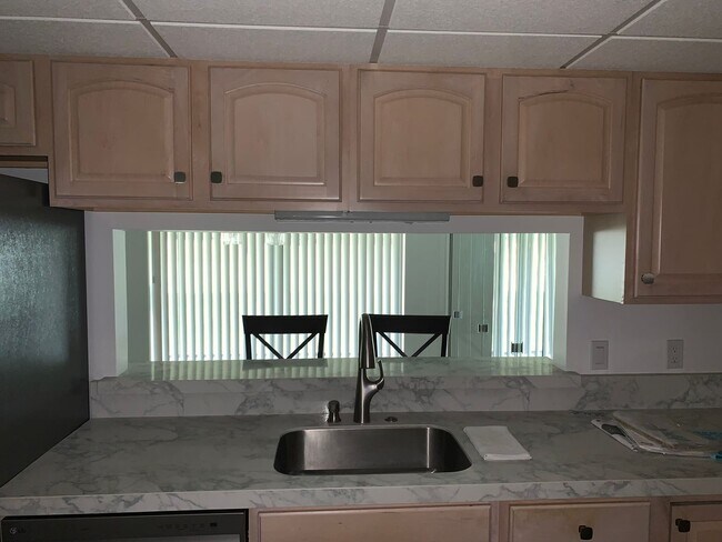 Building Photo - BEAUTIFUL 2 BED CONDO IN HEART OF LIVONIA