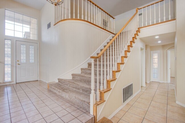 Building Photo - Beautiful 3Bed/3Bath cul-de-sac home located  in The Lakes Community with a sparkling pool and spa!