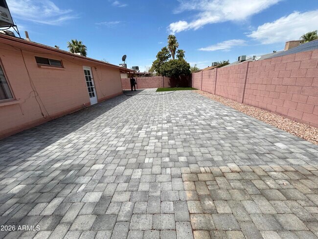 Building Photo - 4014 W Christy Dr