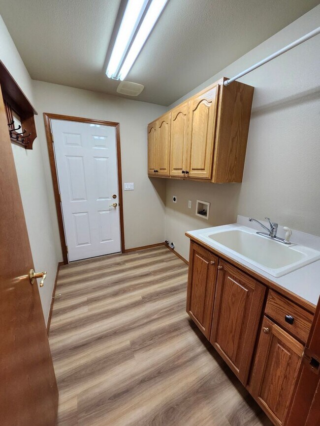 Building Photo - New Listing in a Beautiful Location in a Golf Community