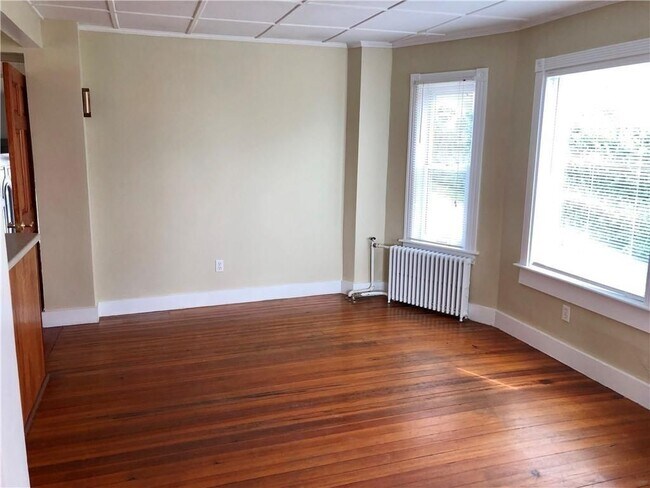 Building Photo - 673 Aquidneck Ave