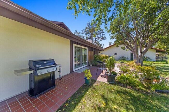 Building Photo - Sweeping Views! Rare and Peaceful 5-home e...