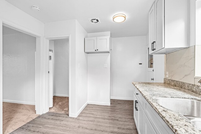 Building Photo - Newly Updated Oakland 3-Bed: Off-Street Pa...