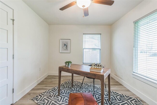 Building Photo - 1502 Villanova Dr