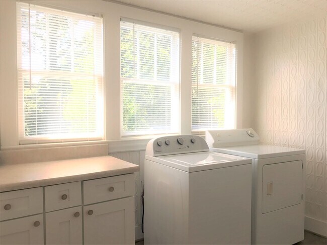 Building Photo - Windsor St-214