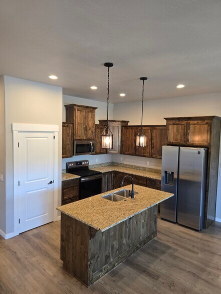 Furnished kitchen - 983 Stonewater Dr