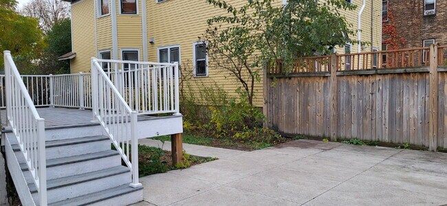 Building Photo - "Charming 2-Bed, 2-Bath Gem with Hardwood Floors in Vibrant Minneapolis!"