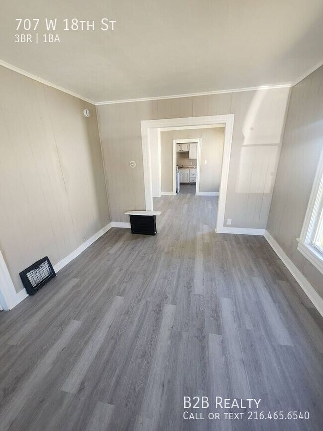 Building Photo - 707 W 18th St