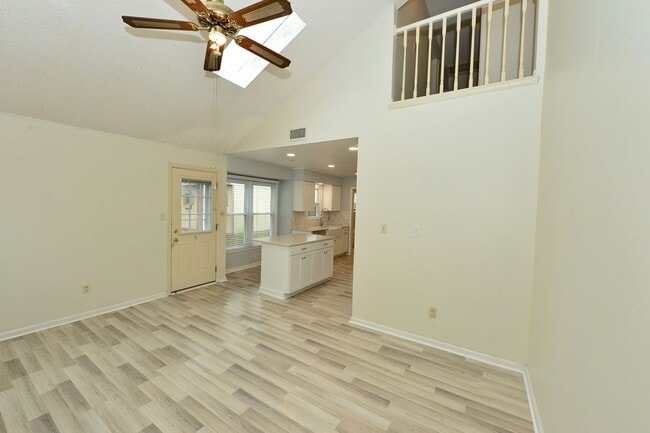 Building Photo - Gourmet Kitchen!