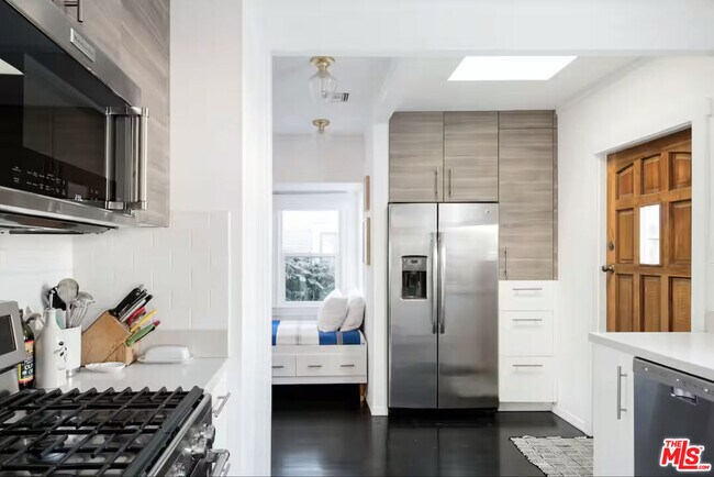 Building Photo - 829 Superba Ave