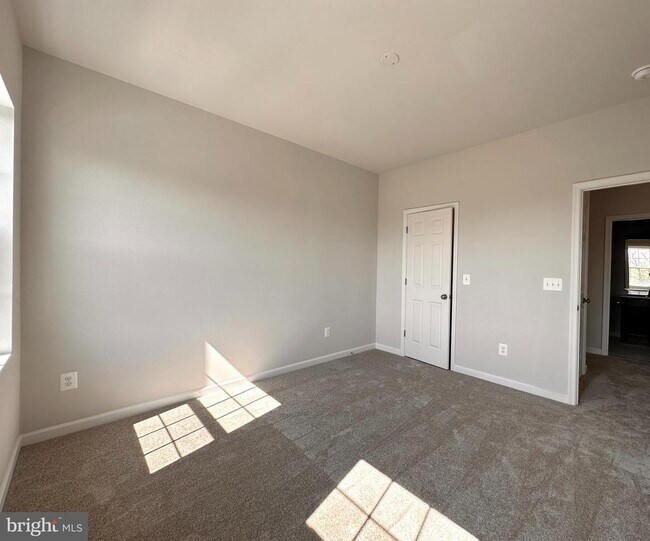 Building Photo - 526 Parkland Dr