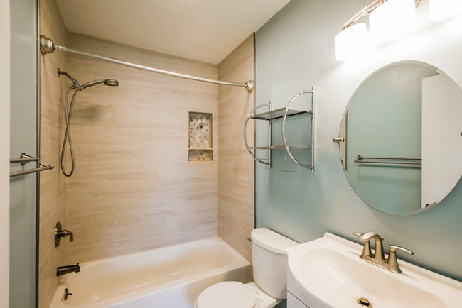 Building Photo - Stylish 2-Bedroom FL Retreat