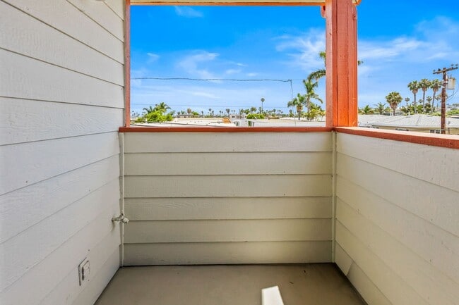 Building Photo - Spacious 3 Bed / 3 Bath Ocean Beach Townhome with Private Patio & Garage - Available NOW