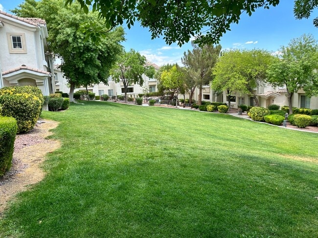 Building Photo - Summerlin Stunner!!