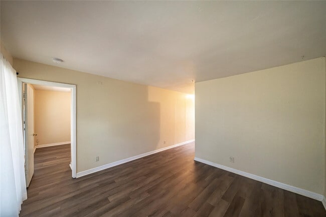 Building Photo - 420 NE 1st Ave.