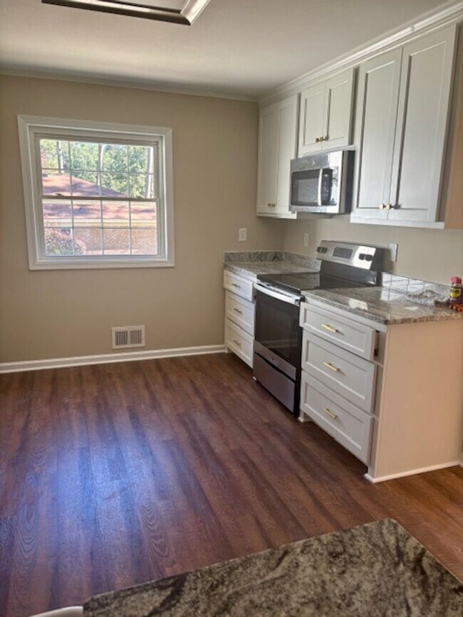 Building Photo - Renovated Hammond Hills Gem