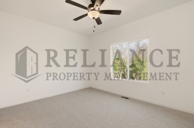 Building Photo - 5301 N Pinecrest Ct