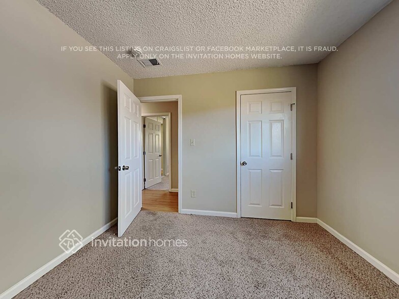 Building Photo - 1658 Ashwood Dr