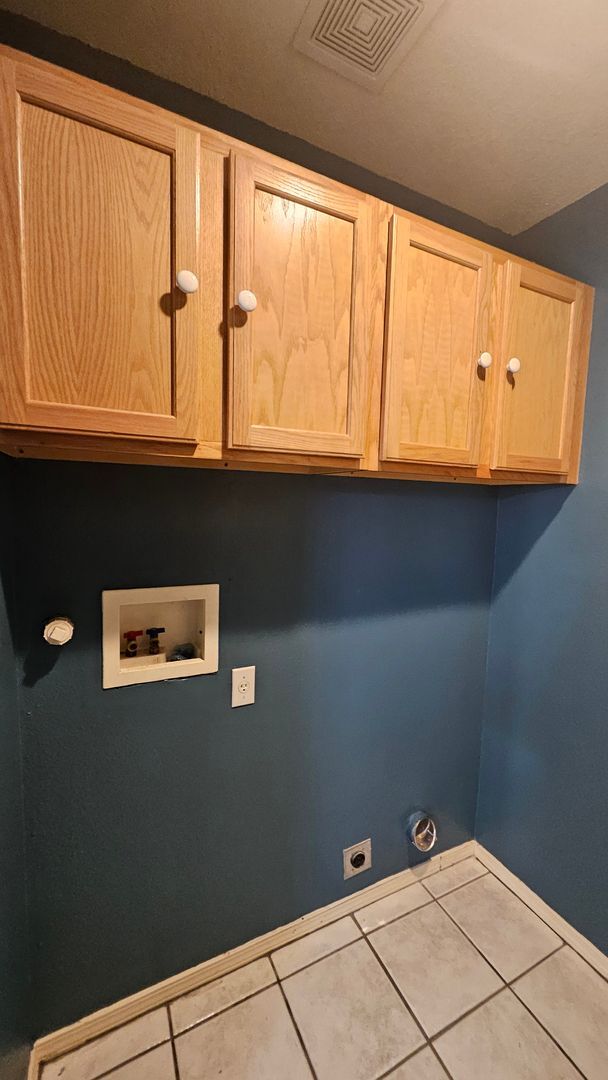 Building Photo - 3 bed 2 bath