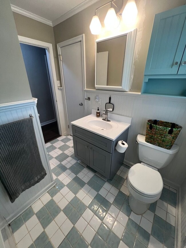 Building Photo - Awesome Green Acres Home!