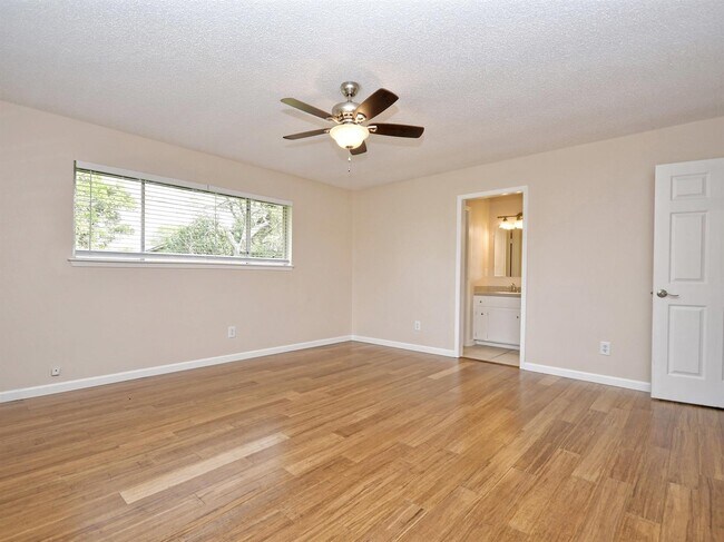 Building Photo - "Charming 3-Bedroom Retreat with 2 Baths i...