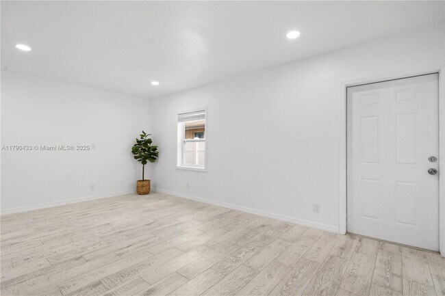 Building Photo - 1041 NE 9th Ave