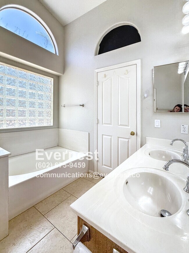 Building Photo - 3-Bedroom Home Near Schools and Everyday E...