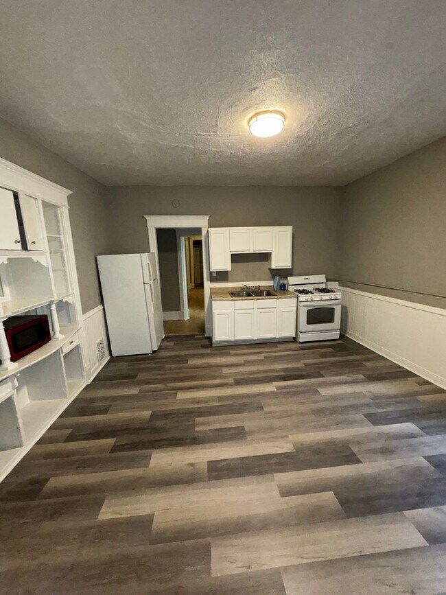 Building Photo - Spacious 4BR Upper Duplex Unit in the Hear...
