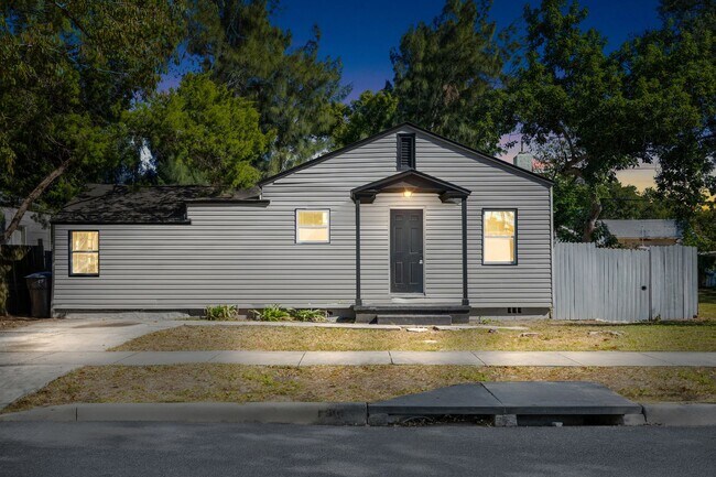 Primary Photo - Large 4 bed/1.5 bath House & Section 8 Accepted , Drive by & Apply for just $25** Move in by Dece...