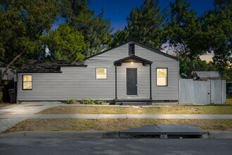 Building Photo - Large 4 bed/1.5 bath House & Section 8 Accepted , Drive by & Apply for just $25** Move in by Dece...