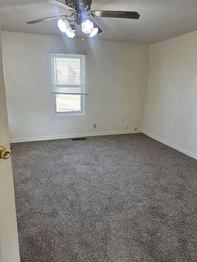 Building Photo - Cozy 2 Bedroom 1 Bath Townhouse