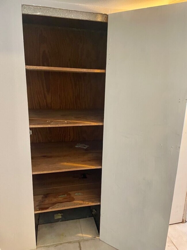 Building Photo - Mid August Move In
