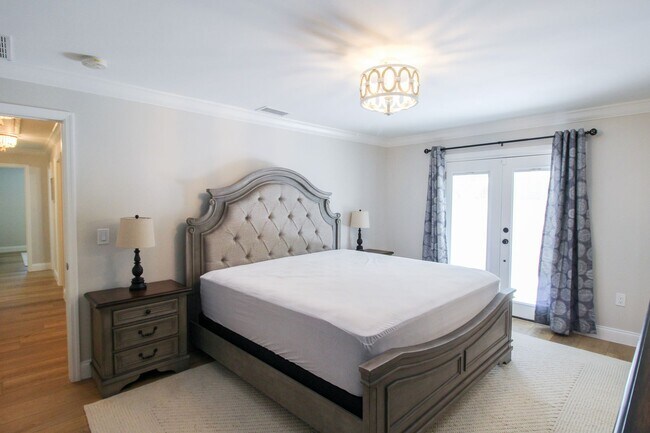 Building Photo - Luxury Annual Rental with Resort-Style Pool on Longboat Key