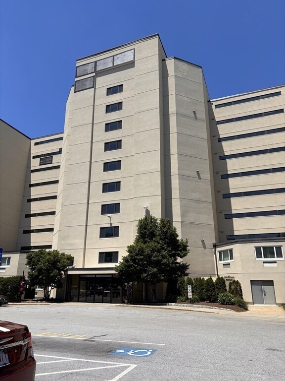 Building Photo - 200 Cove Way