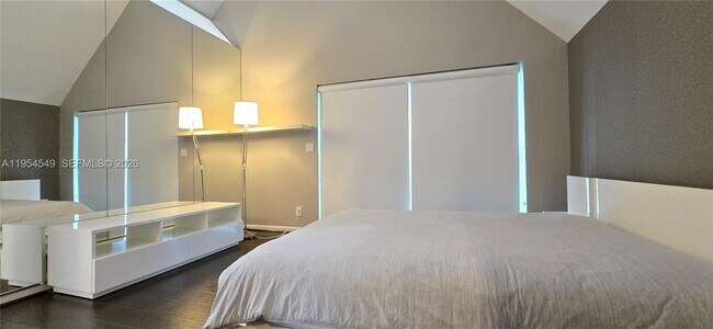 Building Photo - 1000 SE 2nd St