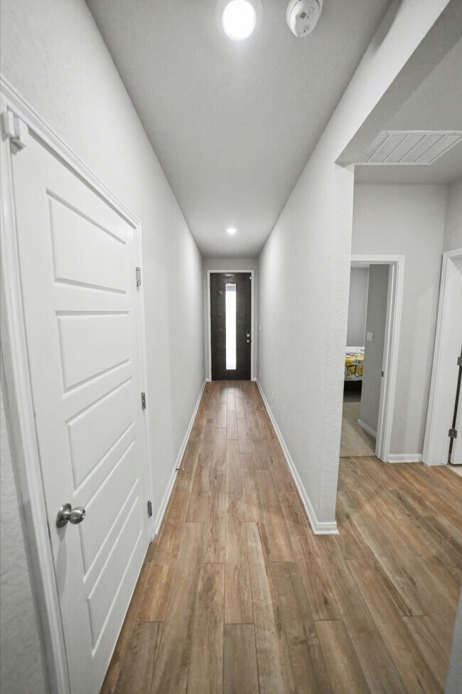 Building Photo - Stylish & Spacious 5-Bed in Prime Schertz Location! - Realtor Commission: $500