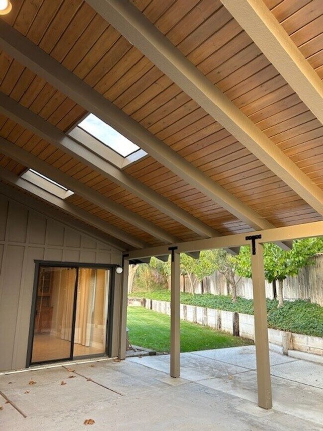 Building Photo - Well-Maintained Home with Great Outdoor Space