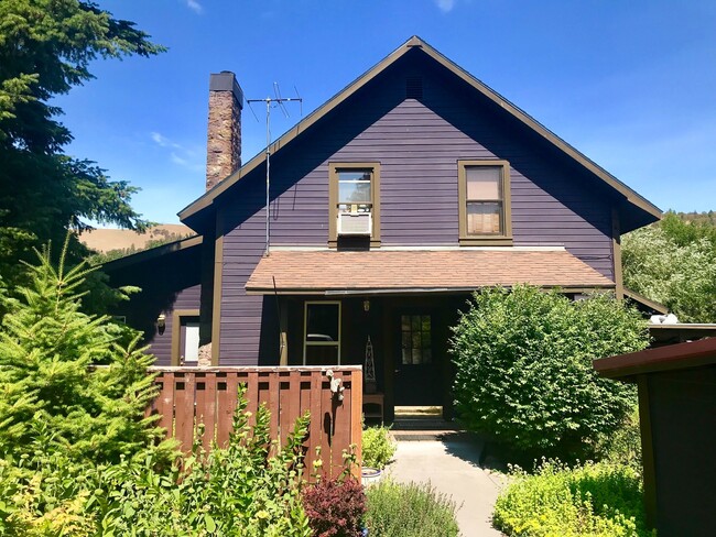 Building Photo - Country Home!