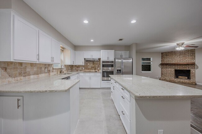 Building Photo - 4 Bedroom, 3 Bath Home Gorgeously Remodeled
