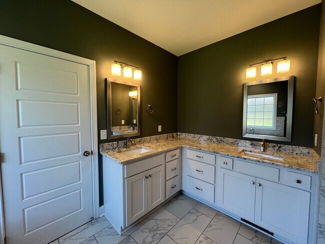 Building Photo - 557 Dexter Dr